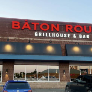 façade du baton rouge grillhouse & bar au crépuscule