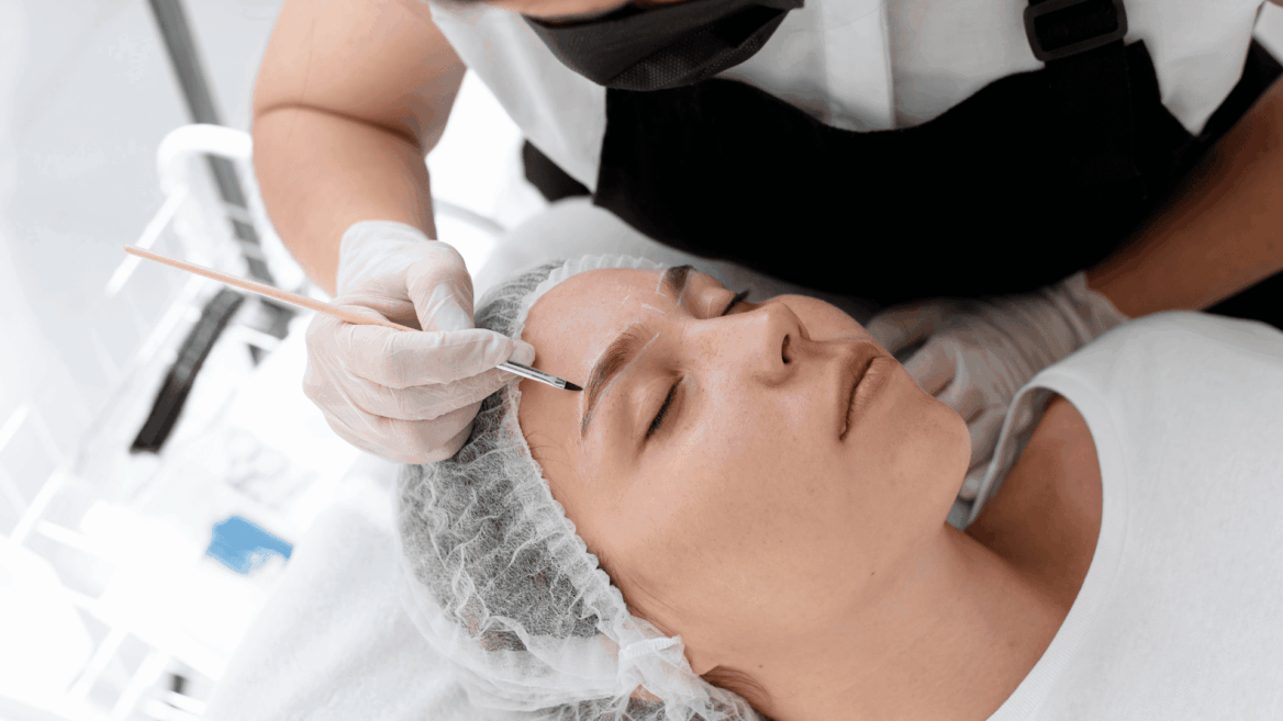 tratamiento de cejas en clínica de belleza