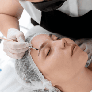 tratamiento de cejas en clínica de belleza