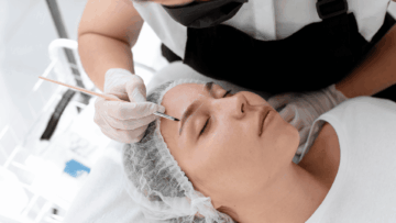 tratamiento de cejas en clínica de belleza
