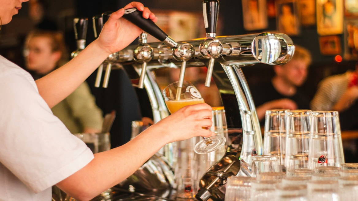bière en pression servie au bar animé