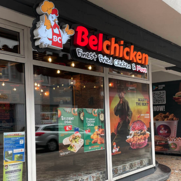 façade du restaurant belchicken en ville