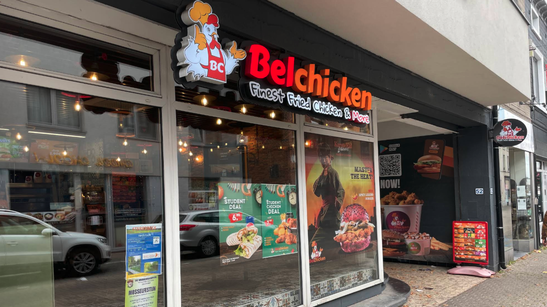 façade du restaurant belchicken en ville
