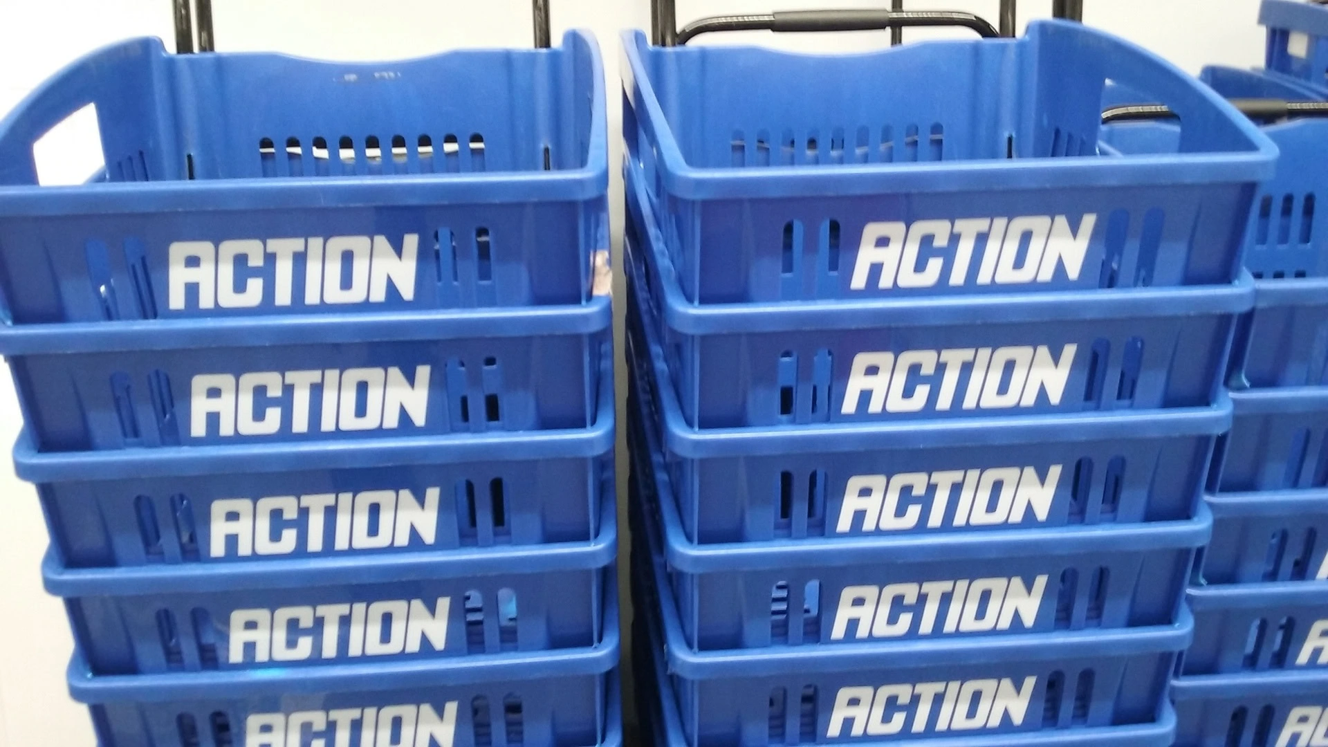 casiers bleus action empilés en stockage