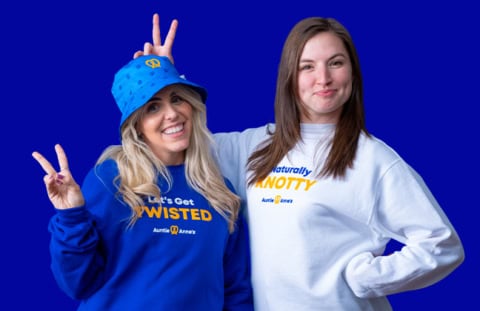 deux femmes sourires en tenues auntie anne’s bleu