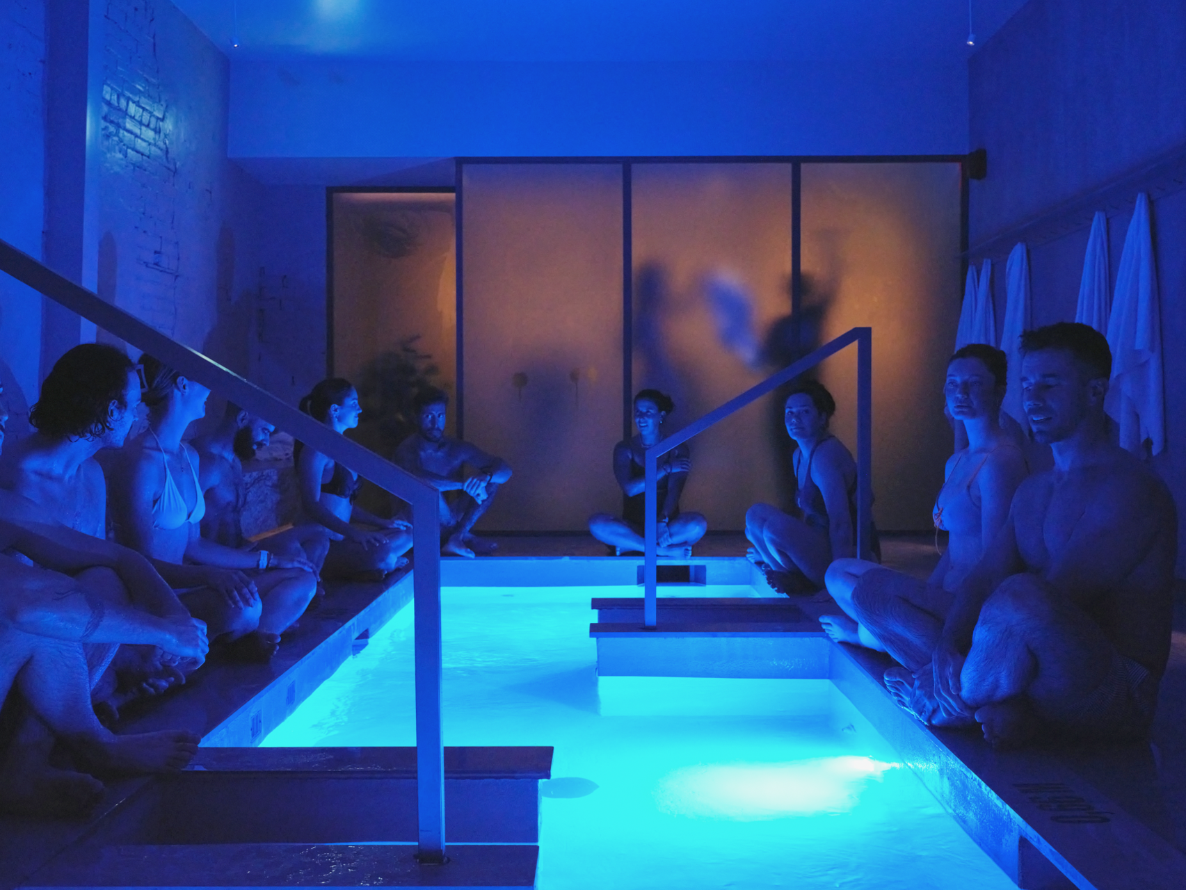 spa de plongée froide bleu, bain collectif intime