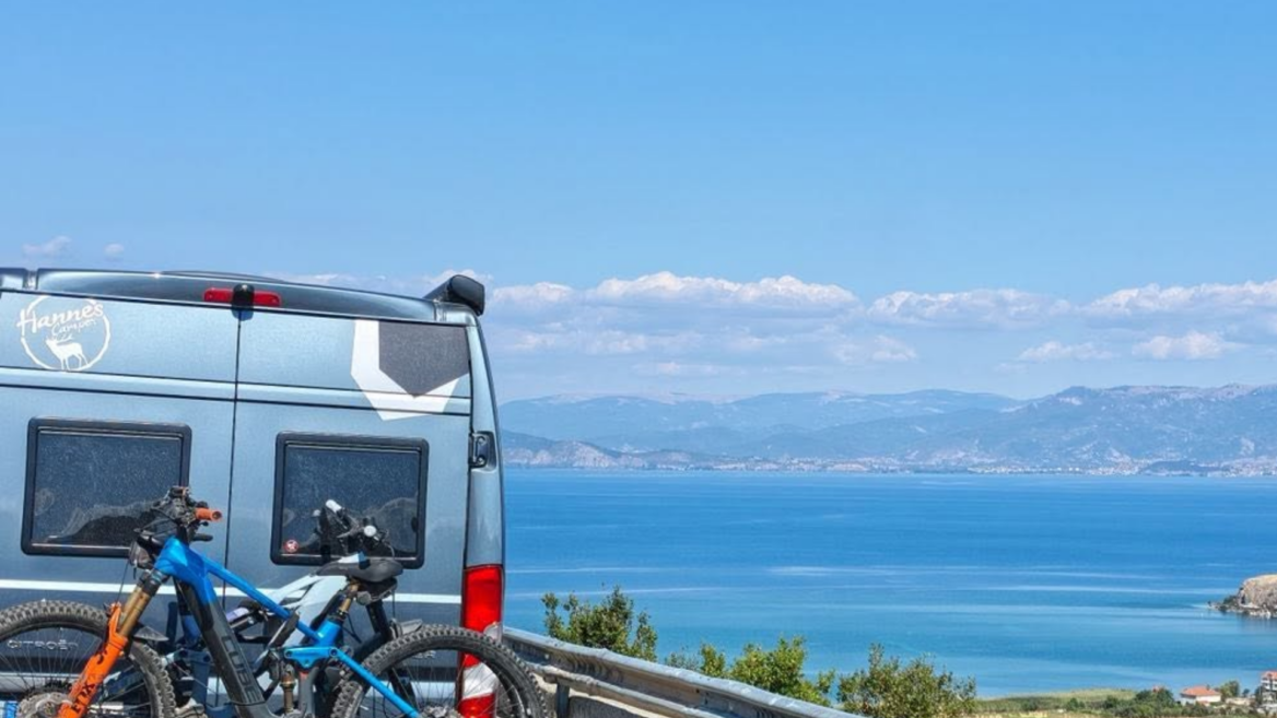 camper van mit mountainbikes am meerblick