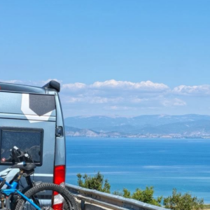 camper van mit mountainbikes am meerblick