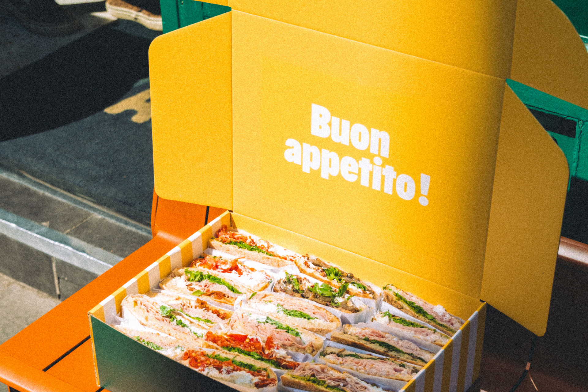 boîte traiteur ouverte de sandwichs frais