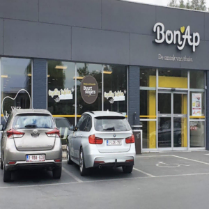 façade du bon’ap avec parking et vitrines promotionnelles