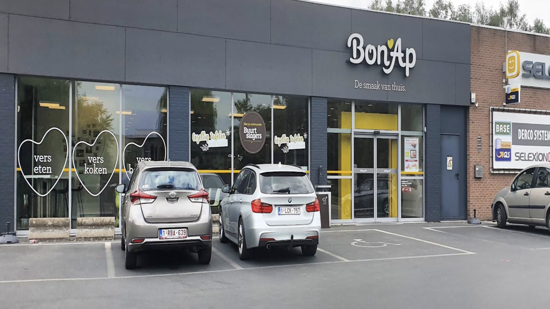 façade du bon’ap avec parking et vitrines promotionnelles