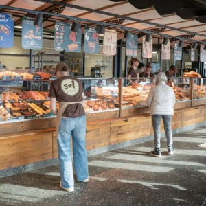 boulangerie Marie Blachère moderne avec vitrine de pâtisseries et promotions