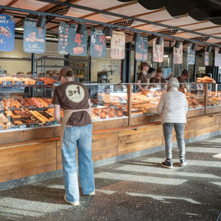 boulangerie Marie Blachère moderne avec vitrine de pâtisseries et promotions