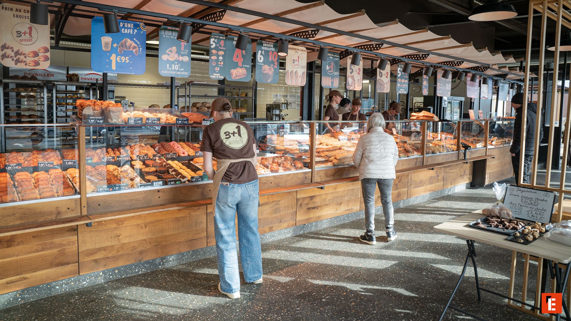 boulangerie Marie Blachère moderne avec vitrine de pâtisseries et promotions