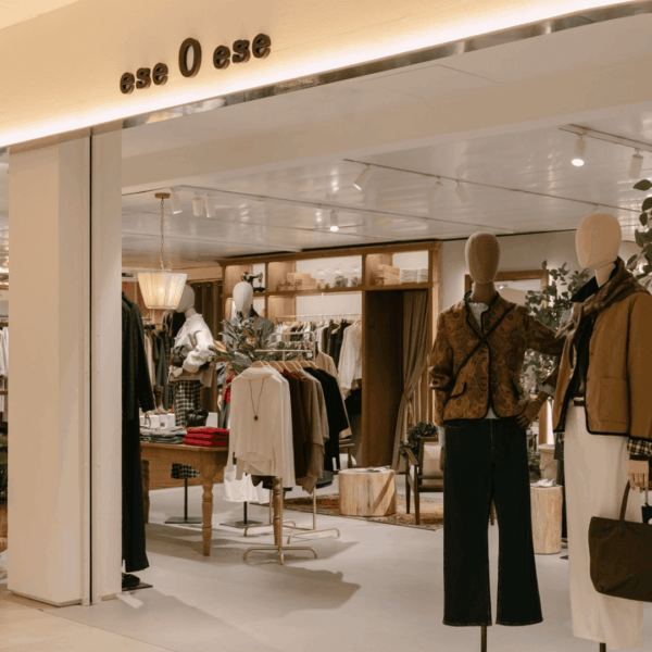 boutique minimalista con moda de temporada