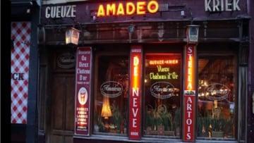 brasserie vintage au néon orange à bruxelles