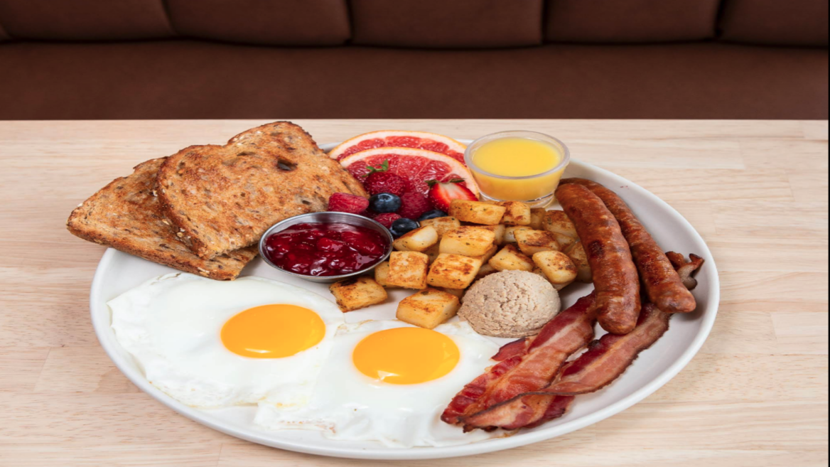 plateau déjeuner gourmand avec Œufs, bacon et fruits
