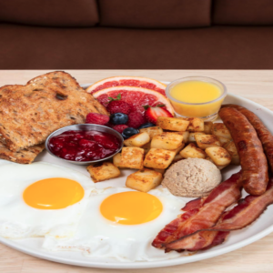 plateau déjeuner gourmand avec Œufs, bacon et fruits