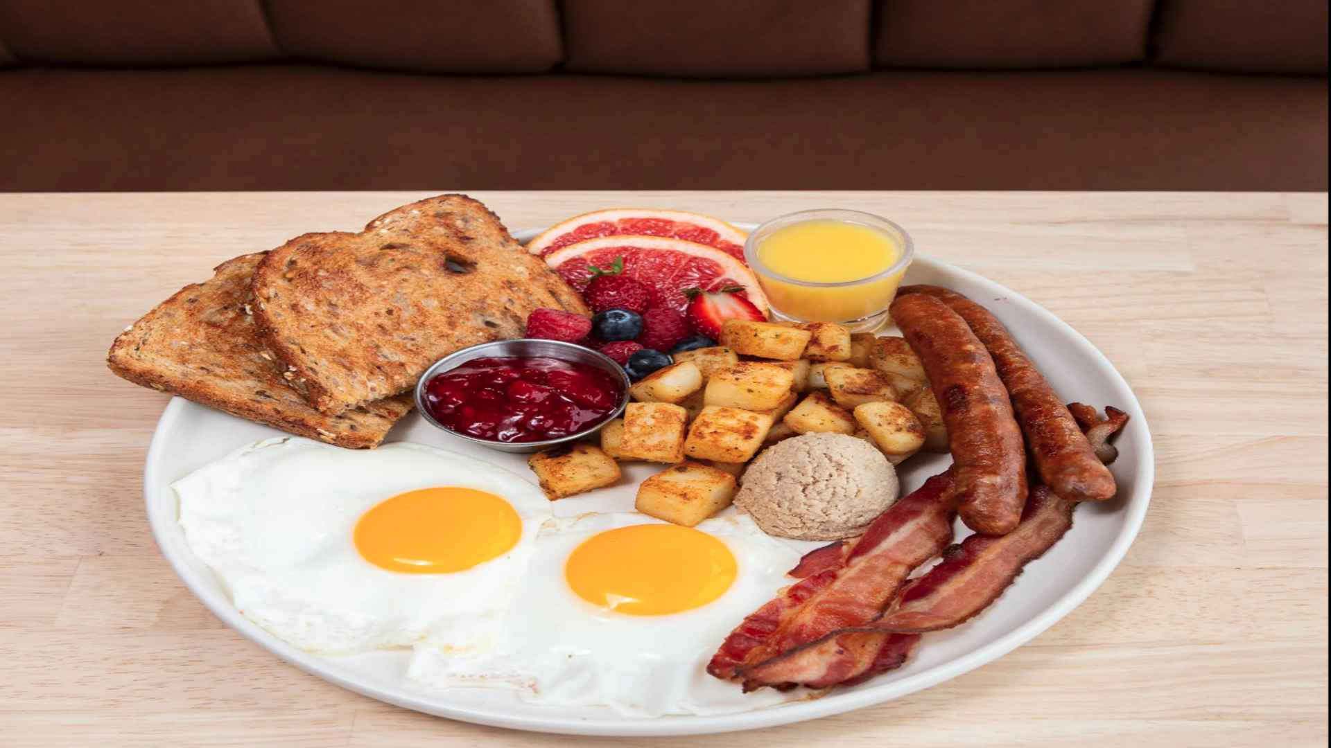 plateau déjeuner gourmand avec Œufs, bacon et fruits