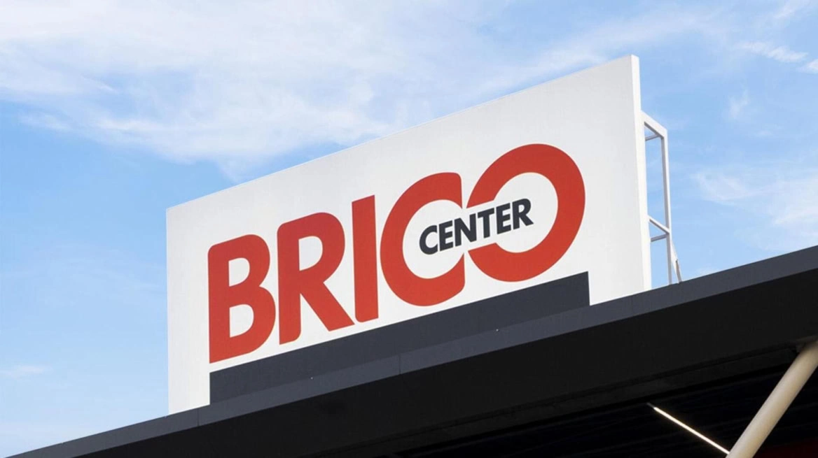 insegna brico center su cielo blu