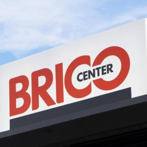 insegna brico center su cielo blu