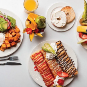 brunch gourmand : œufs, avocat et fruits frais