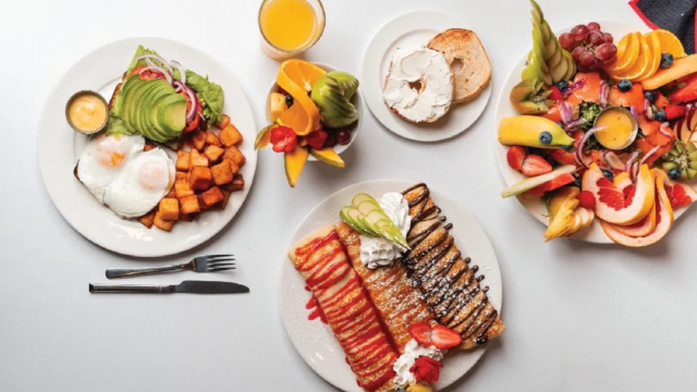 brunch gourmand : œufs, avocat et fruits frais