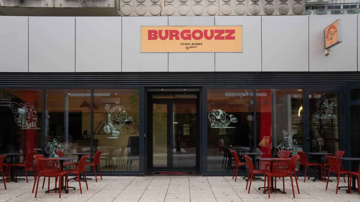 façade du restaurant burgouzz smash burger, terrasse rouge