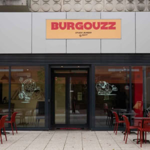 façade du restaurant burgouzz smash burger, terrasse rouge