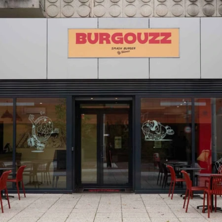façade du restaurant burgouzz smash burger, terrasse rouge