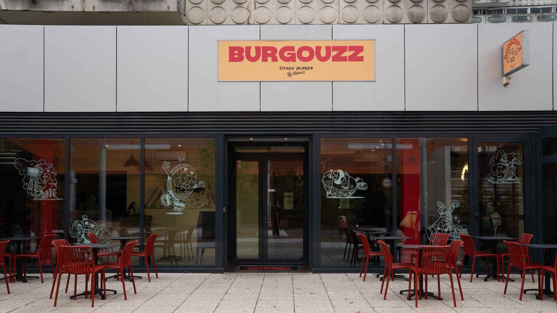 façade du restaurant burgouzz smash burger, terrasse rouge