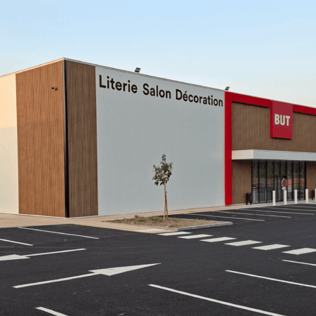 magasin but moderne avec parking neuf