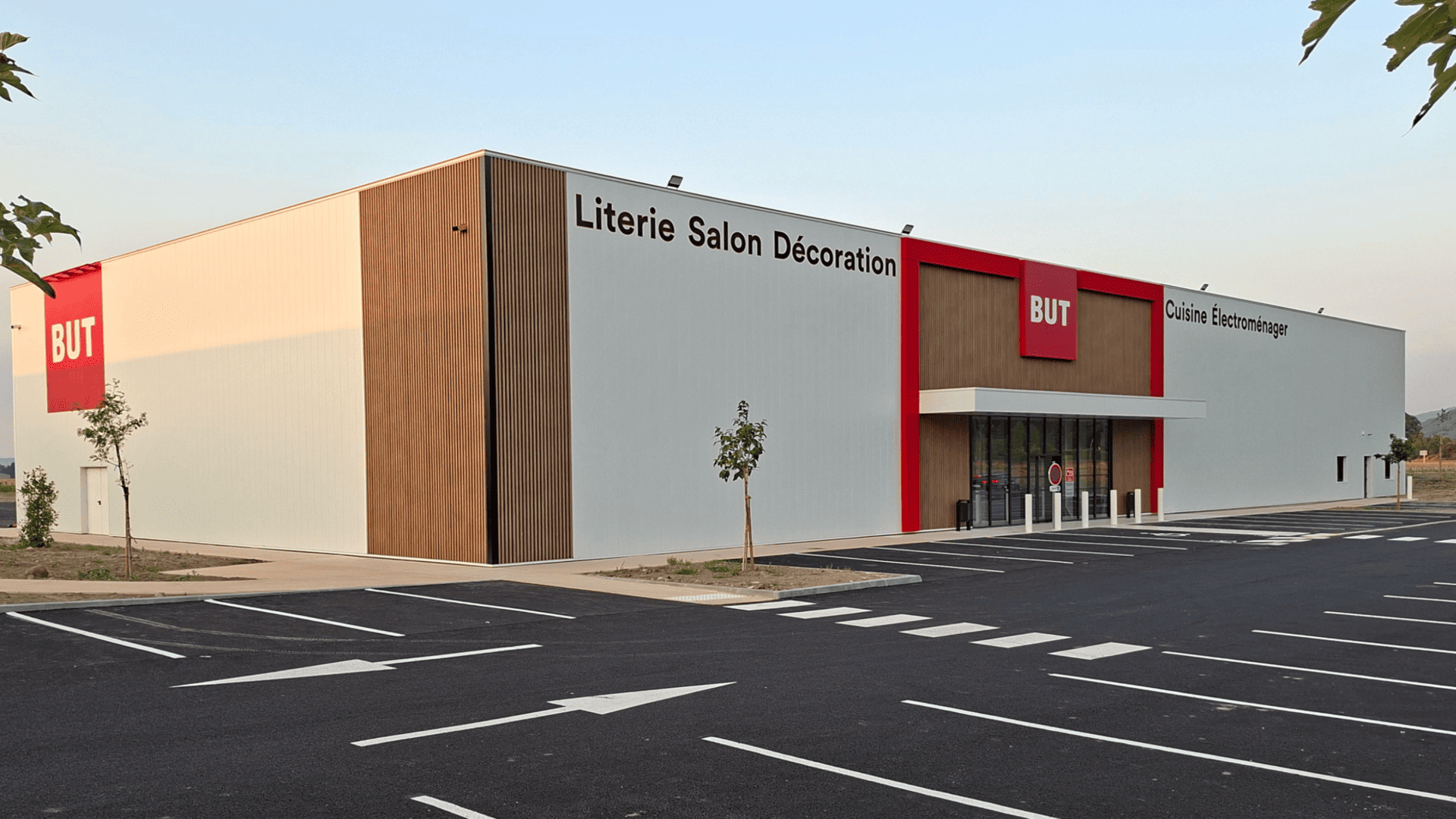 magasin but moderne avec parking neuf