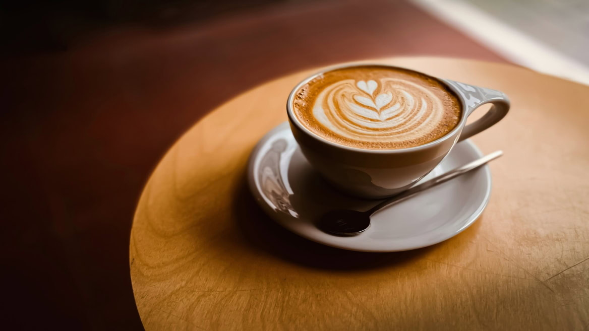 cappuccino artisanal sur table en bois