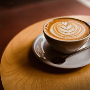 cappuccino artisanal sur table en bois