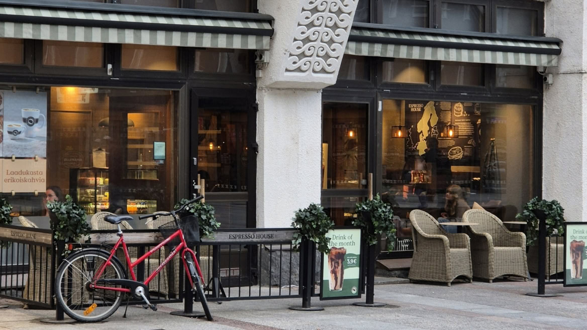 café terrasse et vélo rouge à l’espresso house