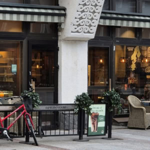 café terrasse et vélo rouge à l’espresso house
