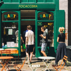 façade verte d’une focacceria italienne en terrasse