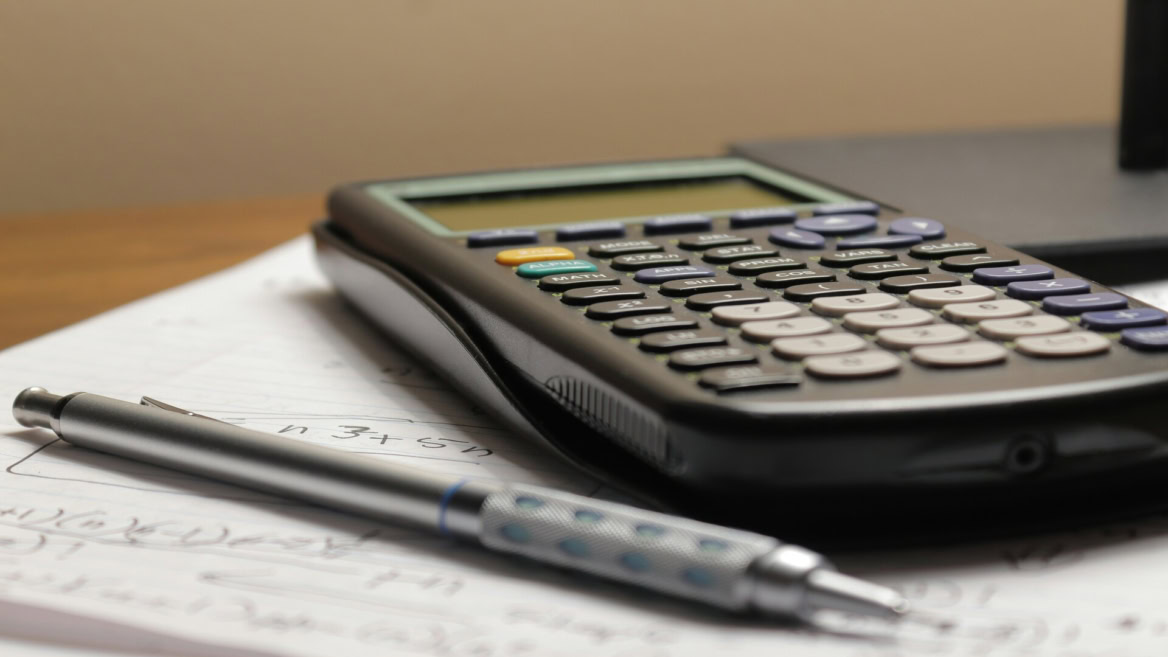 calculatrice scientifique et notes de maths sur cahier