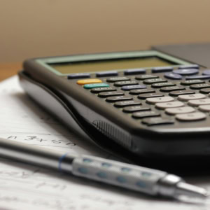 calculatrice scientifique et notes de maths sur cahier
