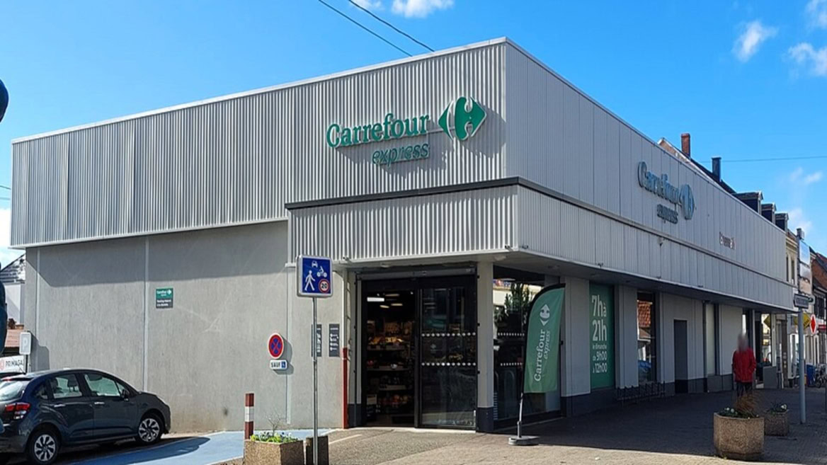 façade moderne du carrefour express sous ciel bleu