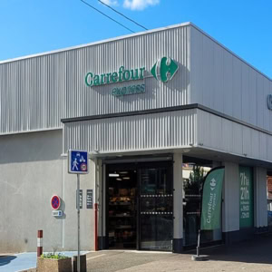 façade moderne du carrefour express sous ciel bleu