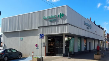 façade moderne du carrefour express sous ciel bleu