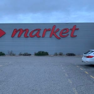 carrefour market : façade et parking presque vide