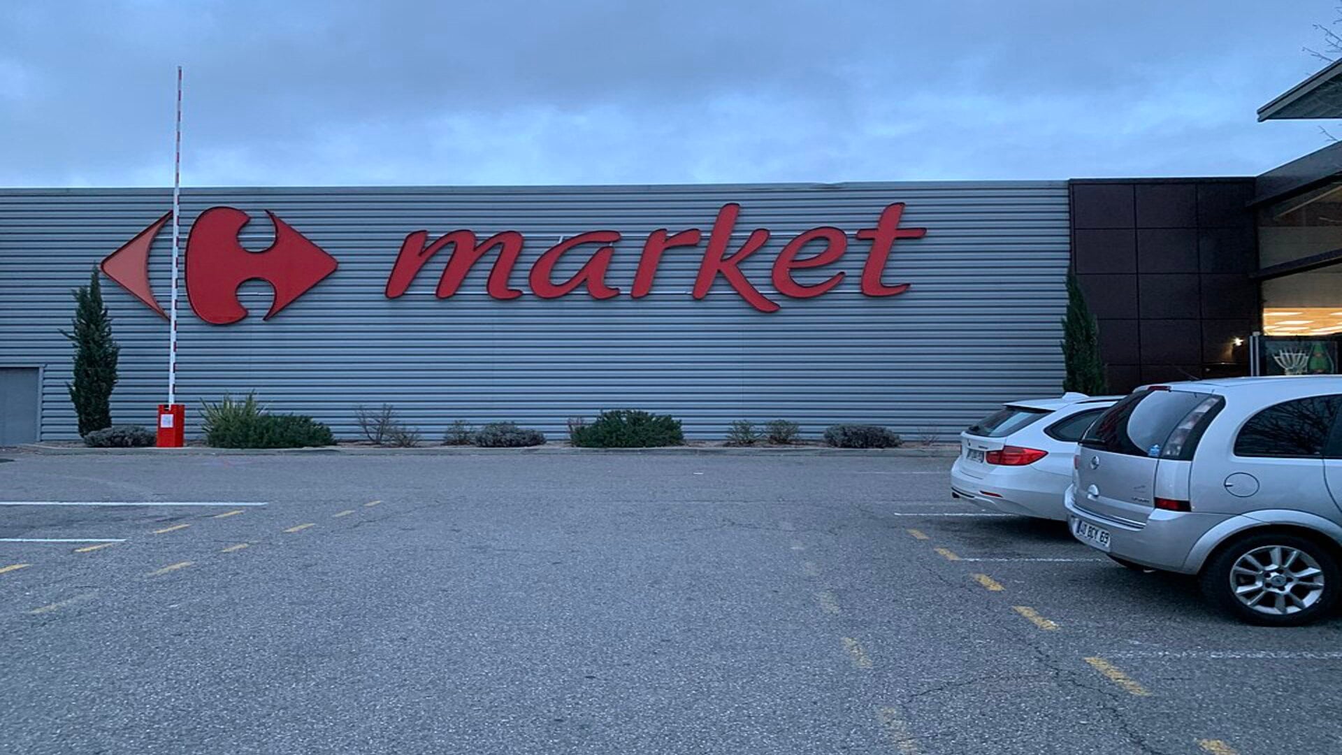 carrefour market : façade et parking presque vide