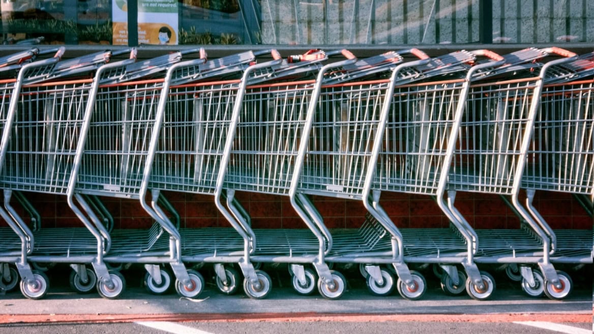fila di carrelli in metallo davanti al supermercato