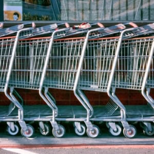 fila di carrelli in metallo davanti al supermercato