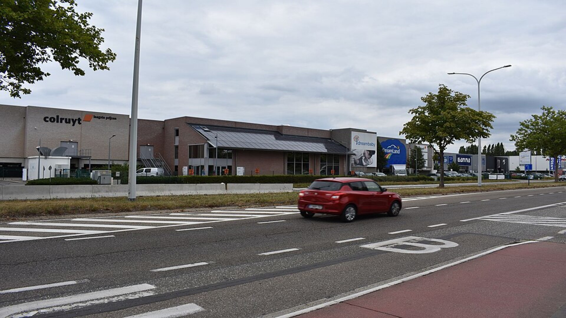 centre commercial colruyt et route urbaine