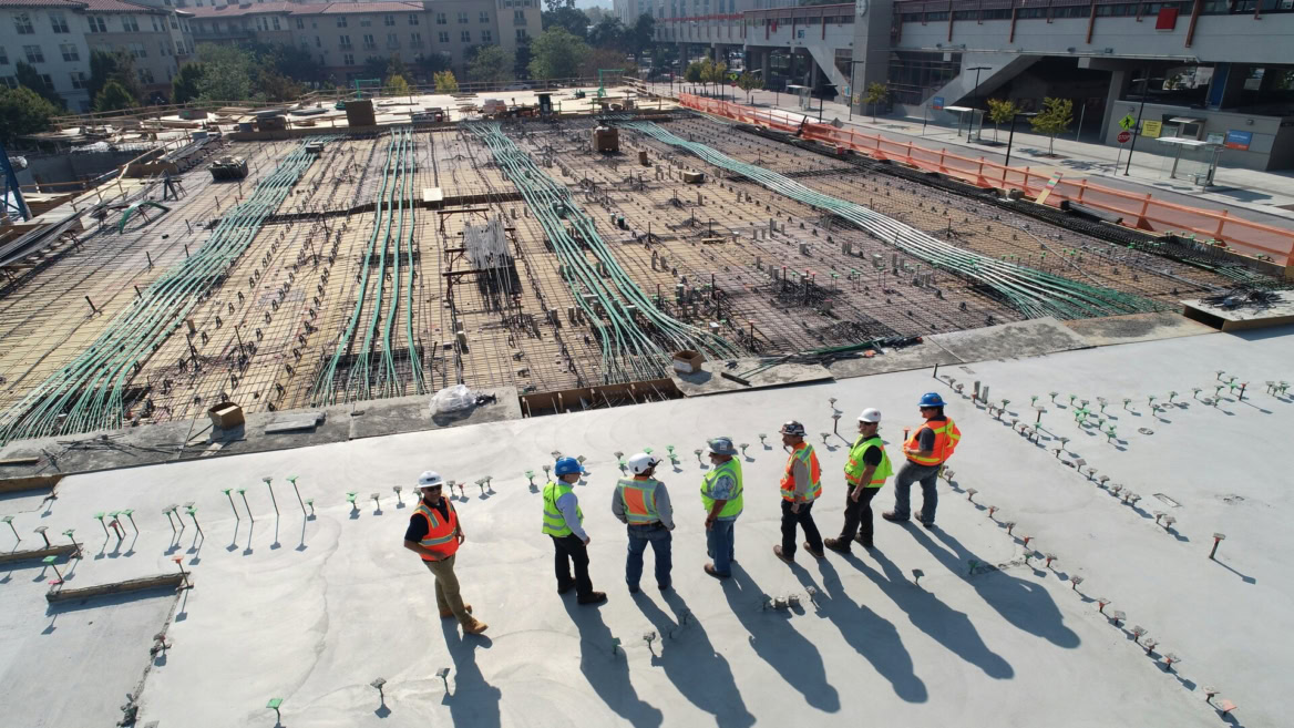 chantier urbain : dalle béton et armatures acier