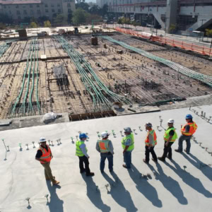 chantier urbain : dalle béton et armatures acier